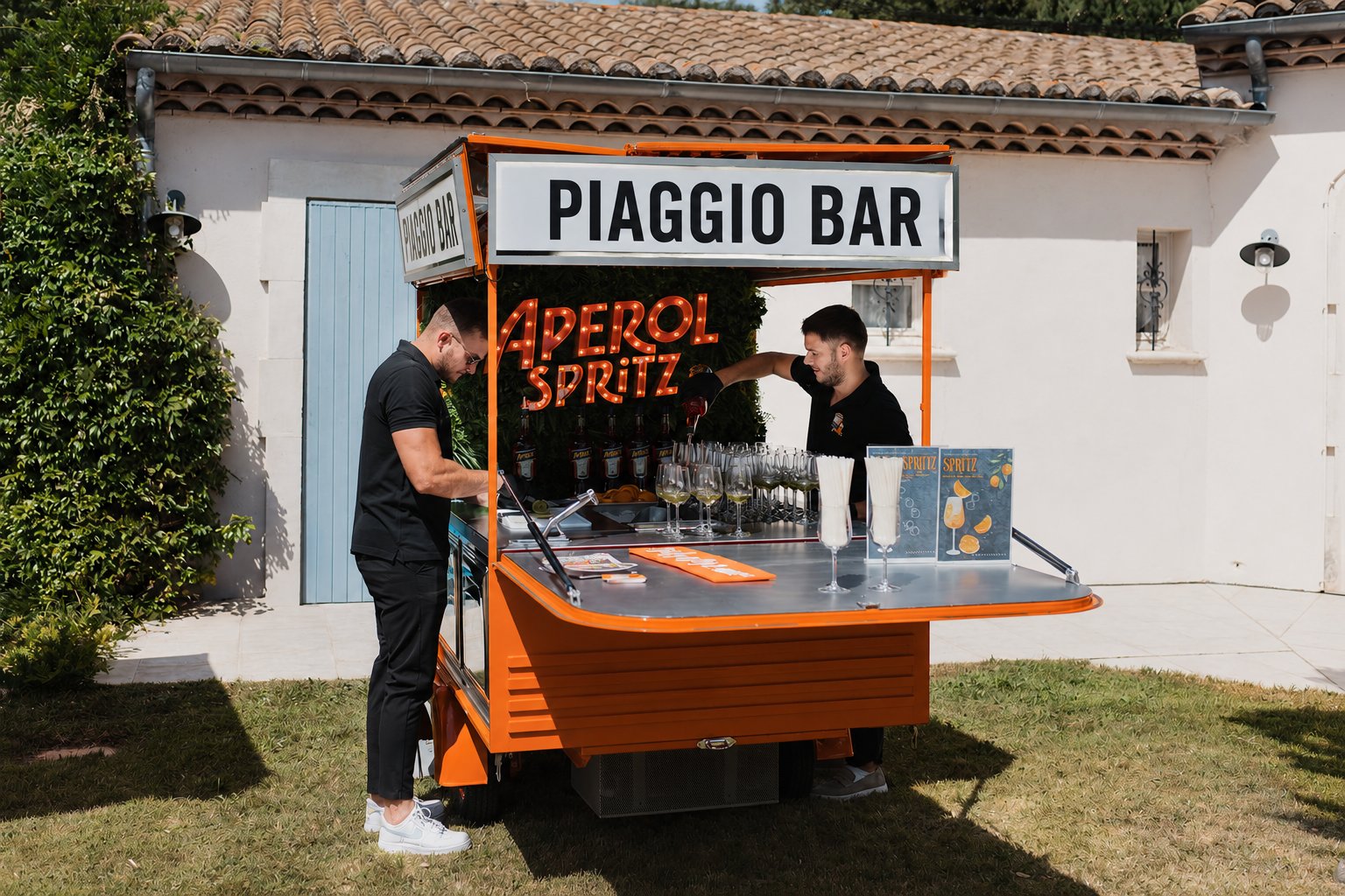 Le Temps d’un Cocktail en service devant un mas provençal