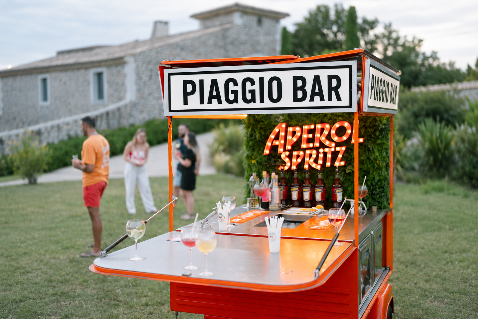 Cocktails servis sur le comptoir du Piaggio en fin de journée dans un domaine