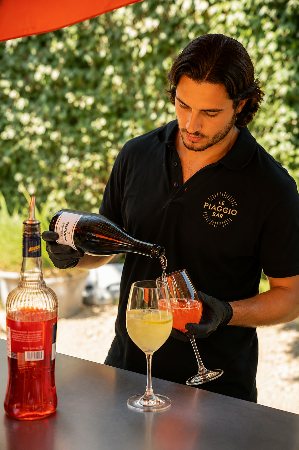 Préparation d'un cocktail de mariage au prosecco par Le Temps d’un Cocktail