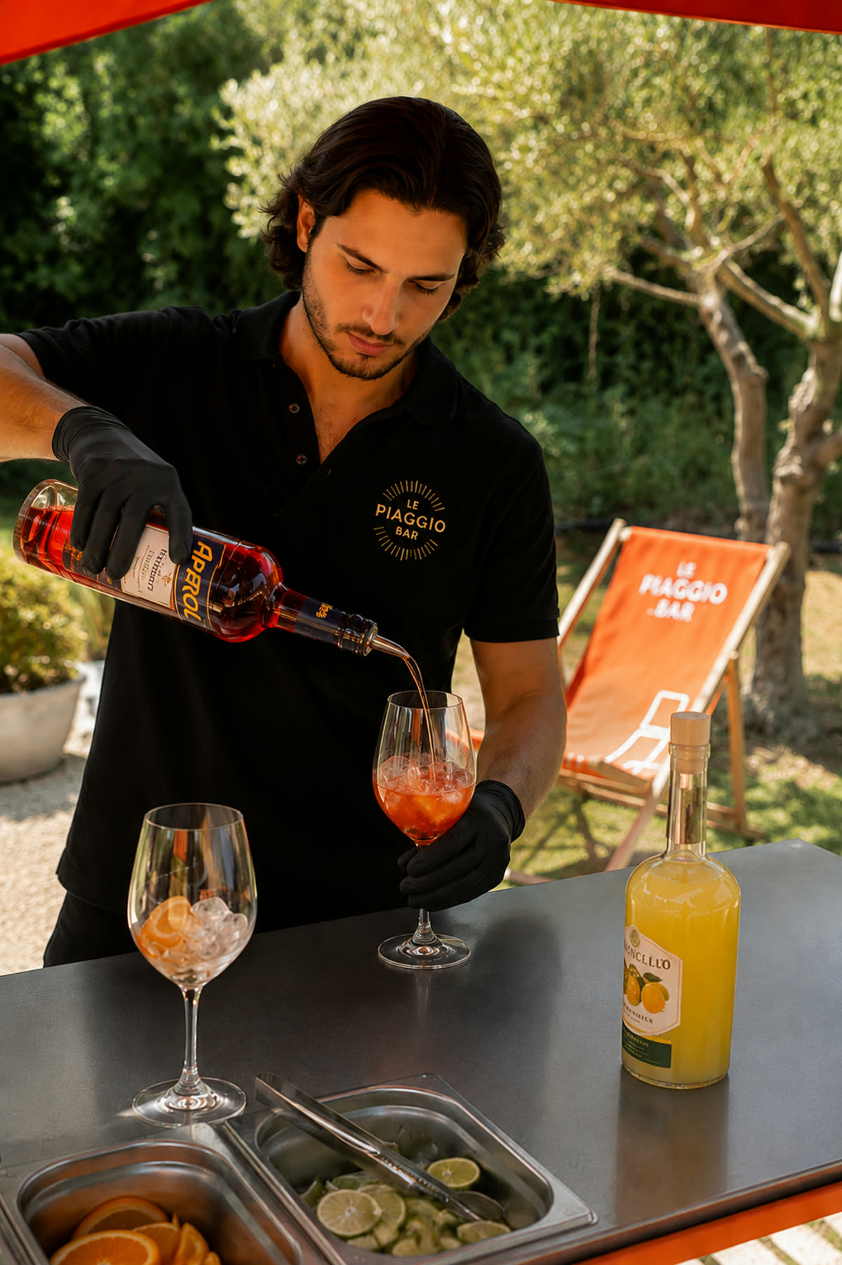 Barman de la marque Le Temps d’un Cocktail préparant un Aperol Spritz lors d'un mariage sur la Côte d'Azur